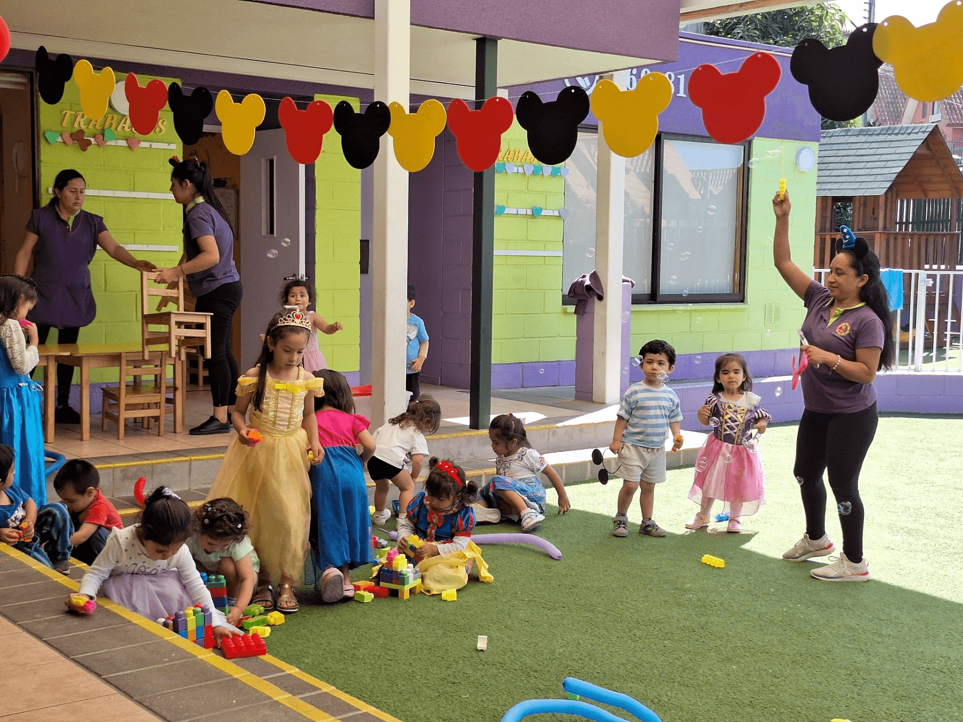 Actividades lúdicas grupales con disfraces fomentando la diversión y el aprendizaje en NATGIO